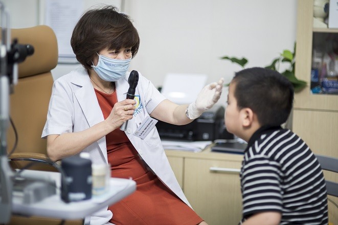 khám mắt bé trai