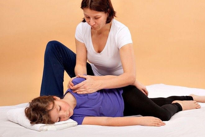 bài tập nắn lưng trẻ bệnh gù vẹo cột sống