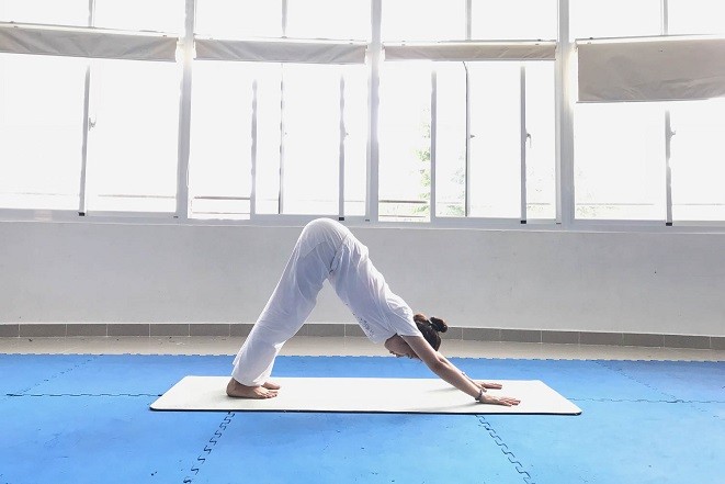 tư thế yoga chó duỗi chân cúi mặt