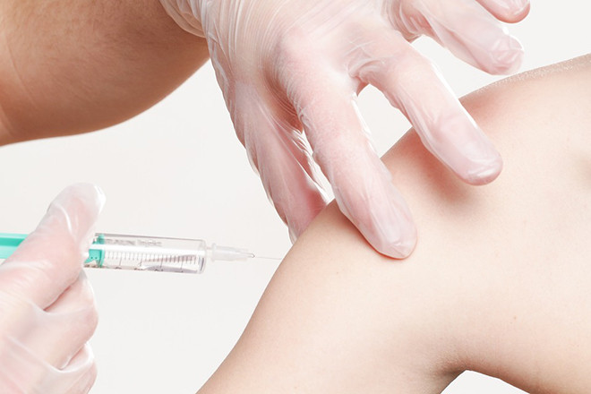 Chích ngừa Rubella để bảo đảm an toàn cho thai nhi.