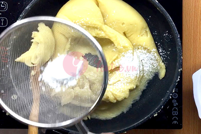 Rây bột bánh dẻo vào nhân