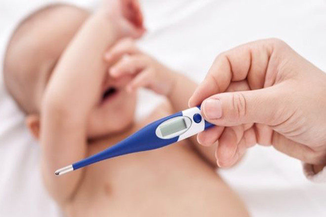 Mẹ đo nhiệt độ cho bé