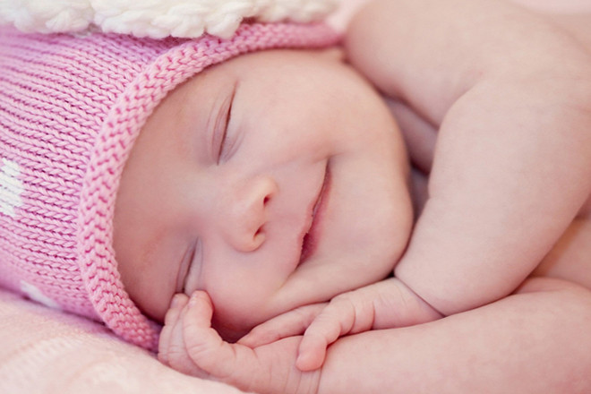 Bé ngủ ngon và đang mỉm cười mơ