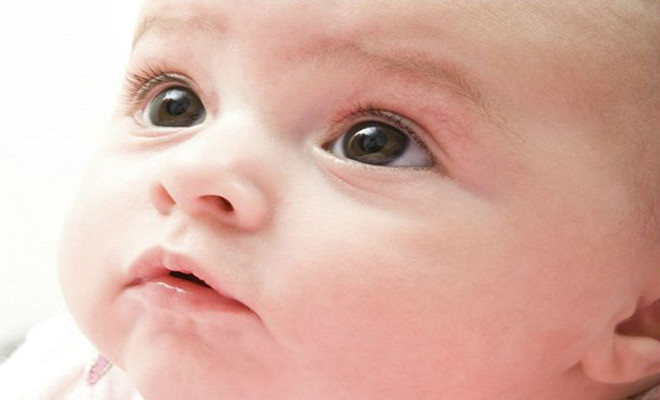 Trẻ luôn quan sát và hóng hớt