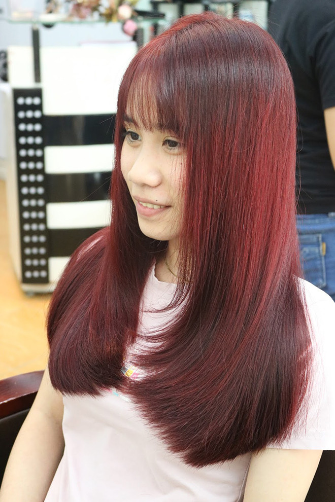 khách hàng nhuộm tóc tại salon toc.vn