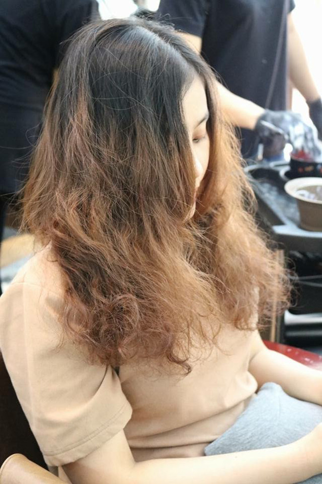 khách hàng nhuộm tóc tại salon Toc.vn