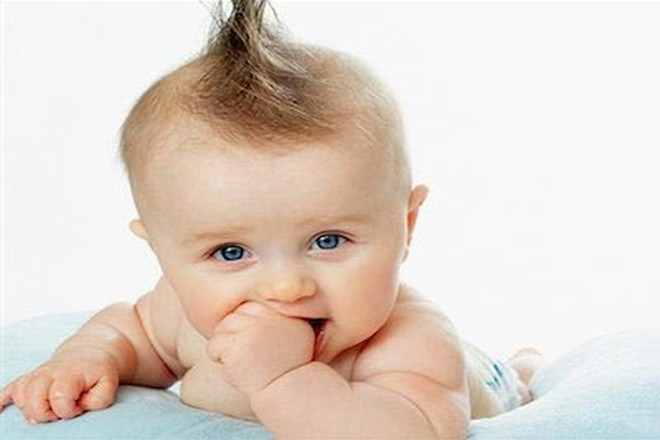 Bé 2 tháng tuổi đảo mắt khi đồ vật di chuyển
