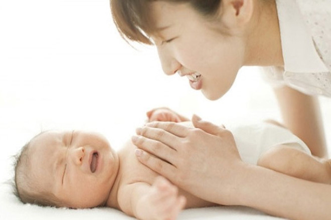 Bé lười bú phải làm sao