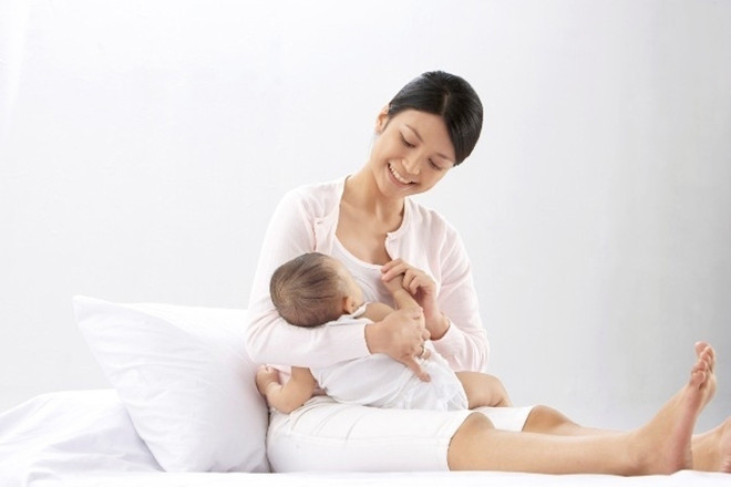 Đổi tư thế cho con bú