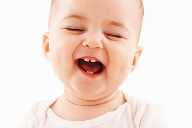 Bé 10 tháng tuổi cười tươi
