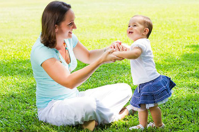 Bé 10 tháng tuổi vui đùa tập đi cùng mẹ