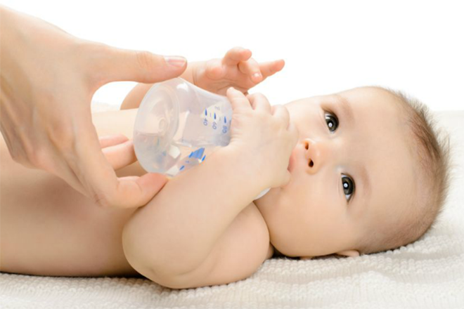 Không nên cho trẻ sơ sinh trước 6 tháng tuổi uống nước sau khi bú mẹ