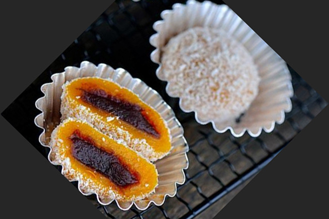 Bánh nếp bí đỏ phủ dừa nhân đậu đỏ