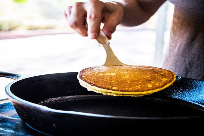 Chiên bánh pancake bí đỏ