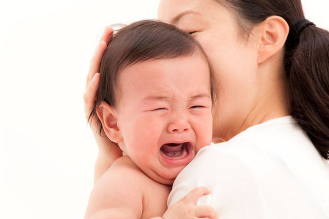 Mẹ ôm bé khóc