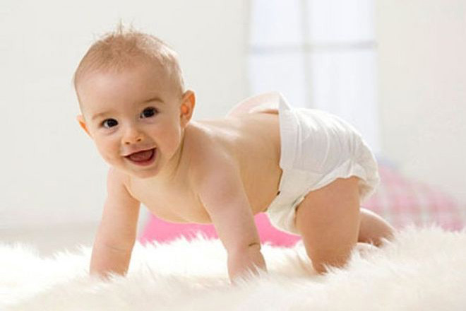 bé chuẩn bị tập đi