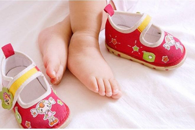 Chọn giày phù hợp với chân bé khi bé tập đi