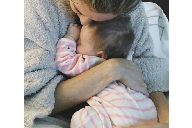 Trẻ sơ sinh cũng có thể bị gù lưng nếu bố mẹ bế sai cách