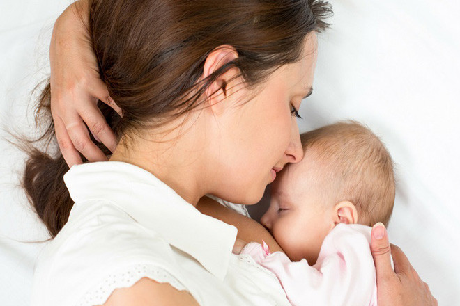 Không nên cho trẻ sơ sinh dưới 6 tháng tuổi uống nước
