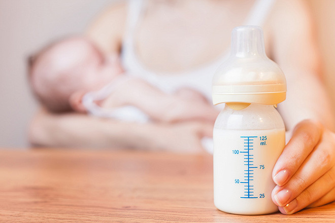 Sữa mẹ chứa 80% nước cung cấp đủ nước cho bé