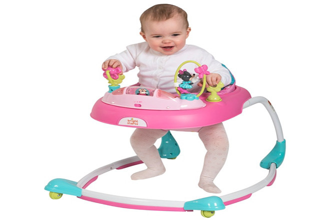 Bé 6 tháng ngồi xe tập đi