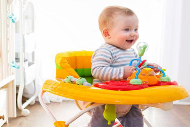 Cho bé ngồi xe tập đi sớm có tốt hay không