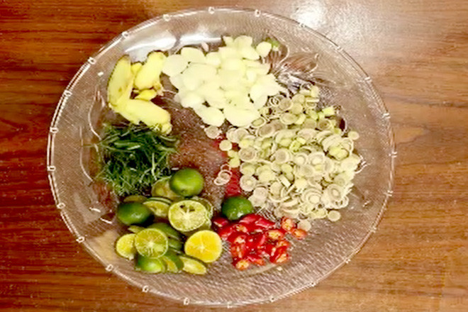 Cắt sả, ớt, lá chanh