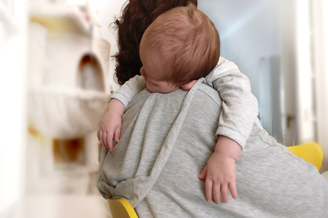 Bé có dấu hiệu buồn ngủ bố mẹ rất dễ nhận biết