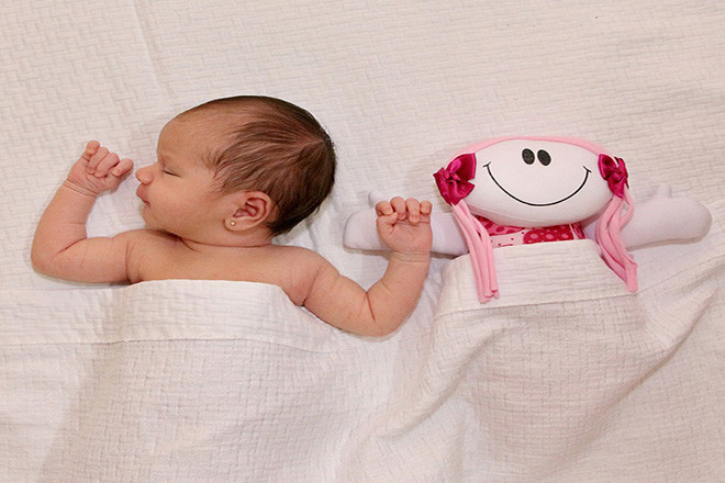 Đặt đồ chơi mềm yêu thích của bé bên cạnh