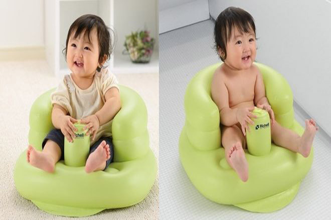 Em bé ngồi có ghế ngồi hỗ trợ
