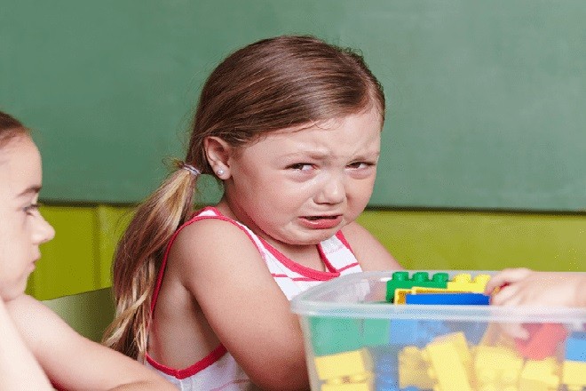 Bé gái chuẩn bị khóc