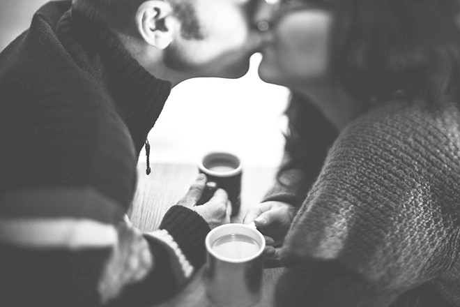 Vợ chồng hôn nhau lãng mạn