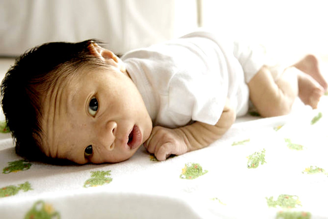 Bé tập nằm sấp sớm