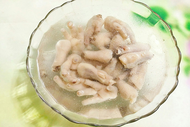 Ngâm chân gà trong nước lạnh