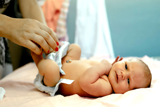 Mẹ chú ý vệ sinh dây rốn cho bé cẩn thận