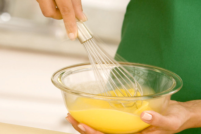 Cho trứng vào bột để bánh ngon hơn