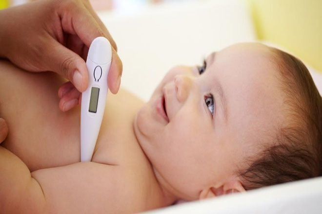 Bé bị sốt sau tiêm phòng