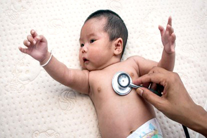 Bác sỹ khám cho bé