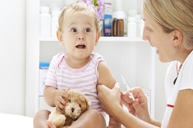 Đánh lạc hướng bé khi tiêm bé sẽ không cảm thấy đau