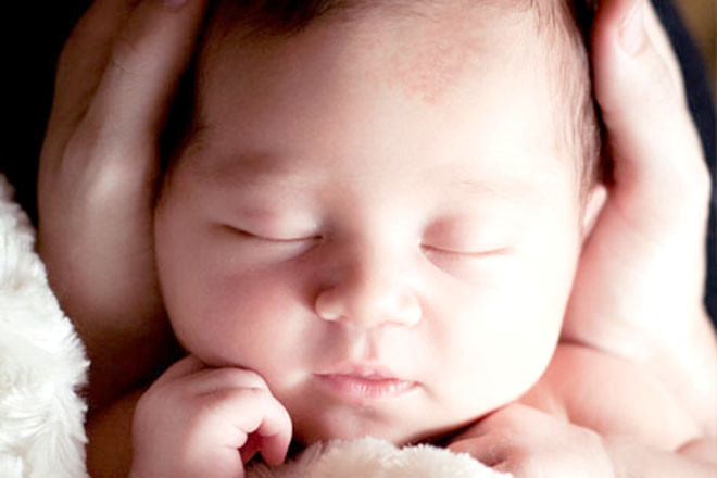Mẹ dễ dàng nhận thấy thóp phía trước nhỏ hơn phía sau đầu bé