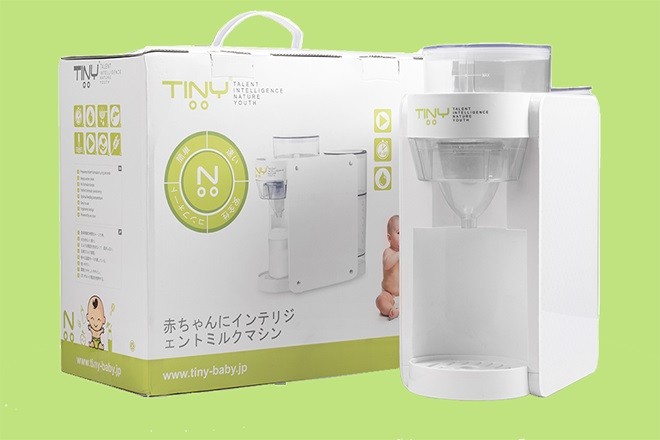 Máy pha sữa bột tự động Tiny Baby của Nhật Bản.