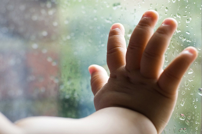 Tắm nắng cho trẻ mùa mưa