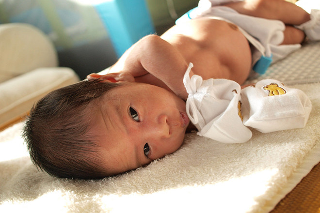 Tắm nắng cho trẻ sơ sinh mang lại nhiều lợi ích cho sự phát triển của trẻ