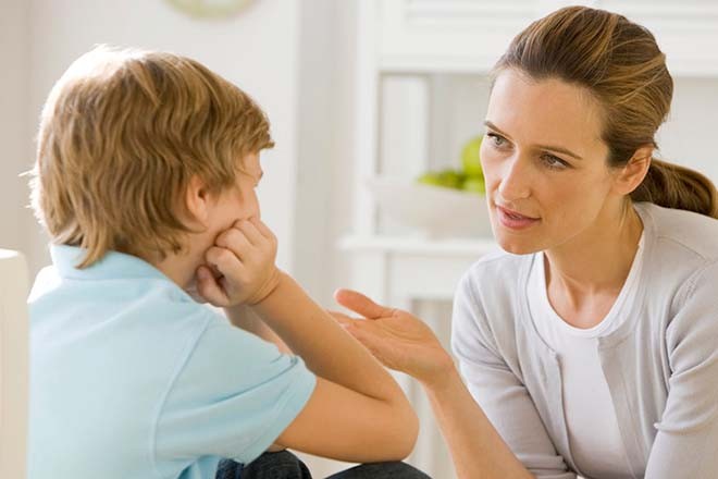 Giúp trẻ thể hiện cảm xúc tâm trạng khi có em