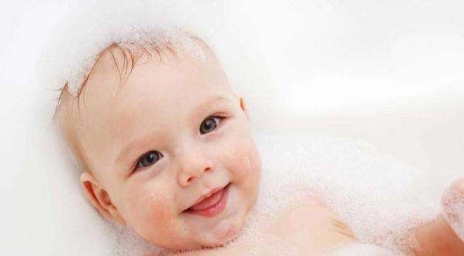 Sử dụng sữa tắm và dầu gội đầu phù hợp da trẻ
