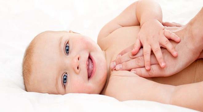 Massage cho bé sau khi tắm