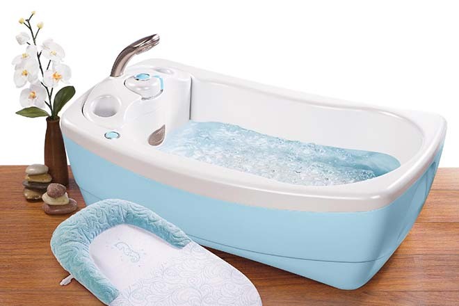 Pha nước tắm cẩn thận cho bé với nhiệt độ phù hợp