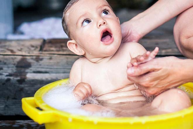 Mực nước là một trong các yếu tố quan trọng mẹ cần lưu ý khi tắm cho bé.