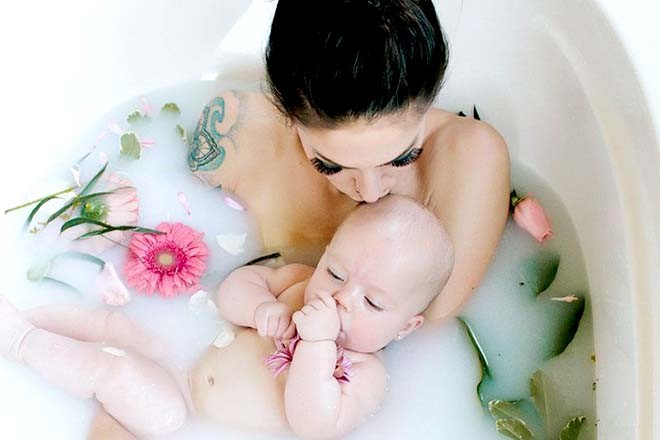 Tắm chung với bé sẽ an toàn khi bé được 2 tháng tuổi trở lên.