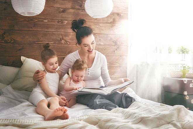 Cho trẻ tham gia vào việc chăm sóc em